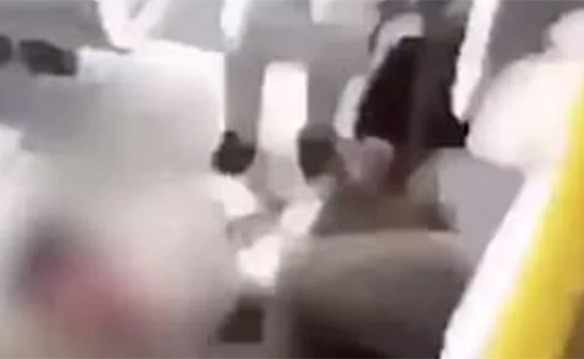بالفيديو.. عصابة مراهقين يسحلون فتاة بعنف ويسرقوها داخل ترام في بريطانيا