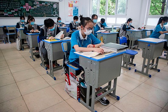 بعد أشهر من الغياب..تلاميذ «ووهان» يعودون إلى مقاعدهم الدراسية