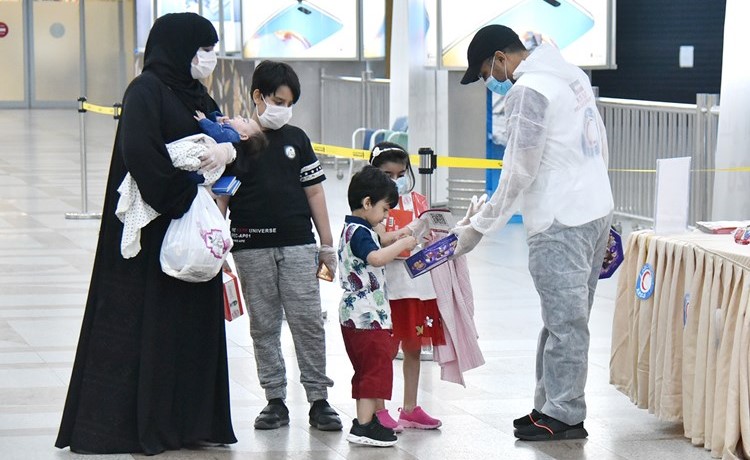 توزيع الحلوى على الأطفال