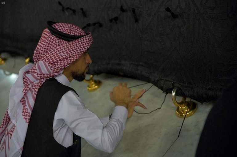 شاهد كيف تمت صيانة ثوب الكعبة المشرفة