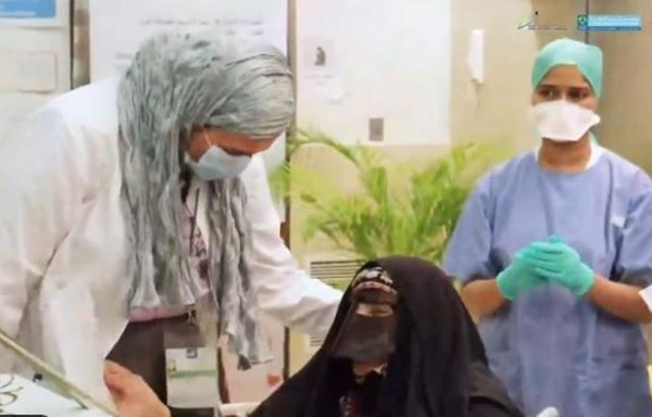 بالفيديو.. مركز الأمراض الانتقالية يحتفل بشفاء أكبر مصابة بكورونا في قطر