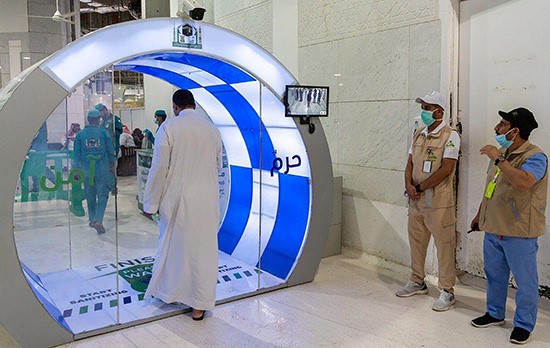 السعودية: إطلاق بوابات للتعقيم الذاتي في المسجد الحرام
