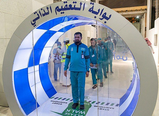 السعودية: إطلاق بوابات للتعقيم الذاتي في المسجد الحرام