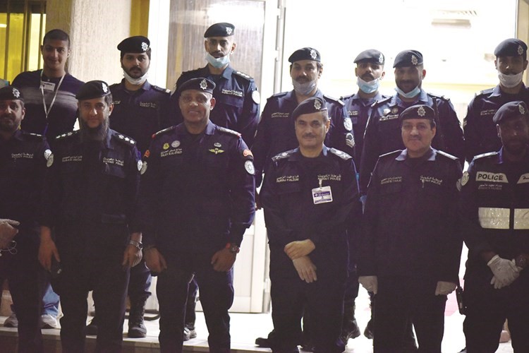 اللواء فراج الزعبي متوسطا قيادات الأمن بمحافظة الأحمدي