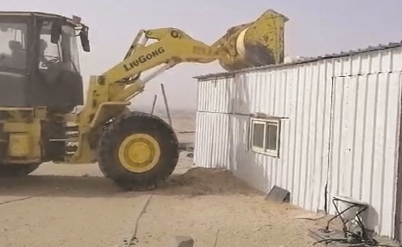 إزالة أحد الجواخير المخالفة في بر الجهراء