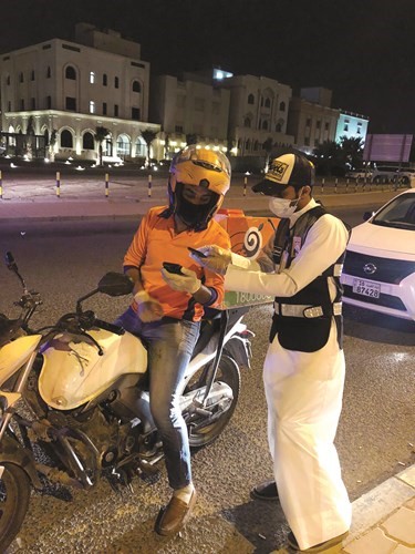 التدقيق على ترخيص أحد السائقين