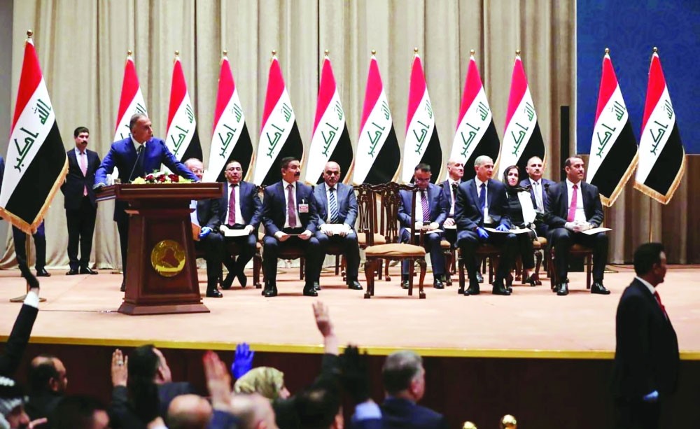  رئيس الوزراء العراقي الجديد مصطفى الكاظمي وأعضاء حكومته خلال جلسة منح الثقة في البرلمان أمس الاول      (رويترز) 