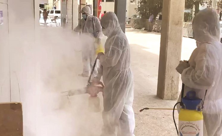 الفريق التطوعي خلال تعقيم أحد المرافق العامة