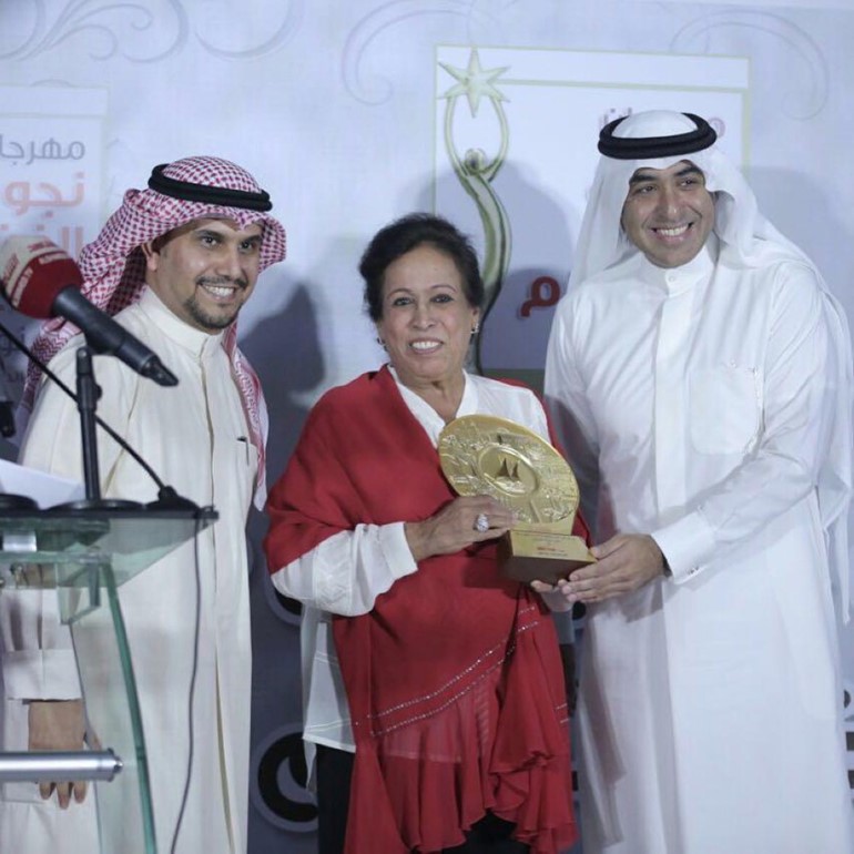  رجل الاعمال فواز الحساوي ومدير المهرجان جمال العدواني مكرمان الفنانة القديرة حياة الفهد في دورات سابقة
