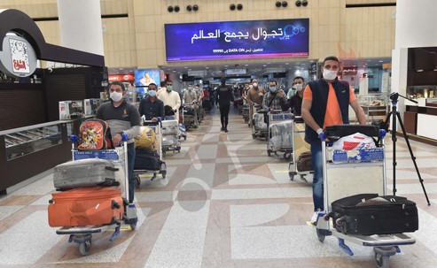بالفيديو.. لليوم الرابع على التوالي .. استمرار مغادرة المصريين من مخالفي الإقامة