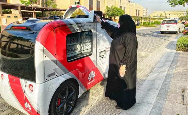 شاهد.. سيارة ذاتية القيادة توزع الكمامات والقفازات بالإمارات