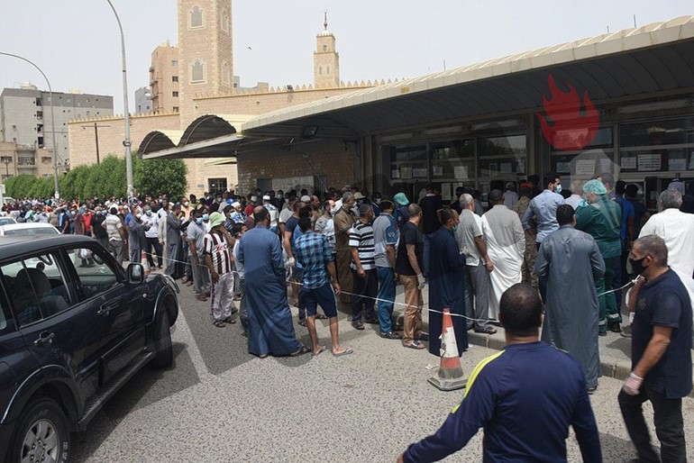 ازدحام شديد أمام الأسواق الغذائية قبل الحظر الشامل