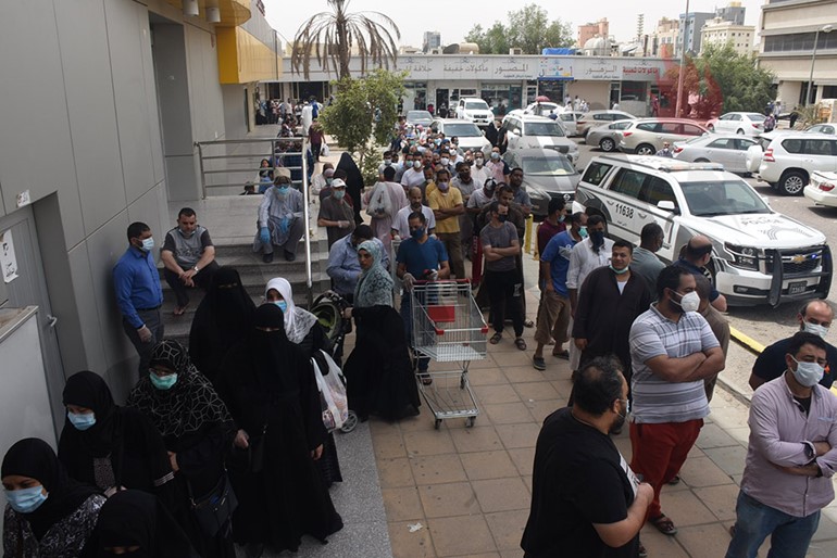 ازدحام شديد أمام الأسواق الغذائية قبل الحظر الشامل