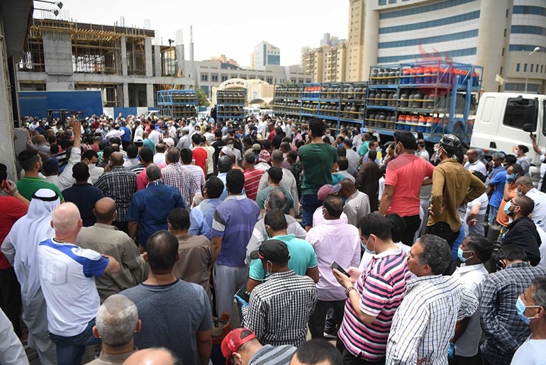 ازدحام شديد أمام الأسواق الغذائية قبل الحظر الشامل