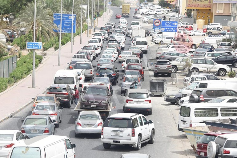 ازدحام شديد أمام الأسواق الغذائية قبل الحظر الشامل