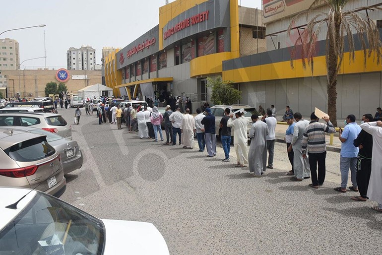 ازدحام شديد أمام الأسواق الغذائية قبل الحظر الشامل