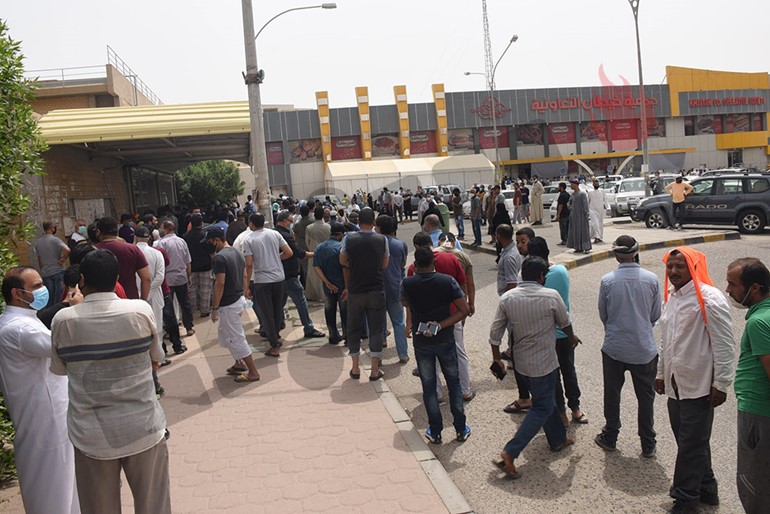 ازدحام شديد أمام الأسواق الغذائية قبل الحظر الشامل