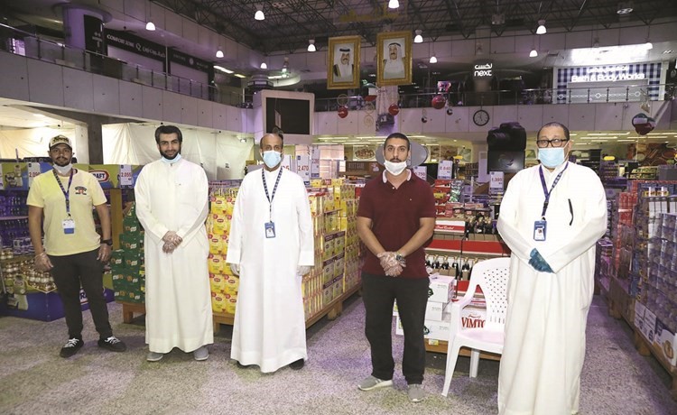 إبراهيم المعتوق وعبدالله العثمان الراشد ونواف اليتامى وعادل الدوخي والزميل محمد راتب في سوق جمعية الشامية المركزي