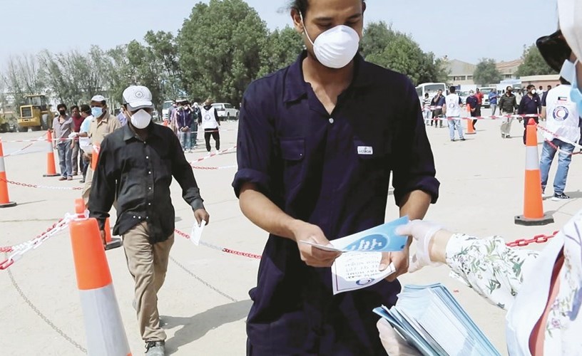 التعاون بين ضمان وجمعية الهلال الأحمر الكويتي للتواصل مع العمالة في مناطقهم