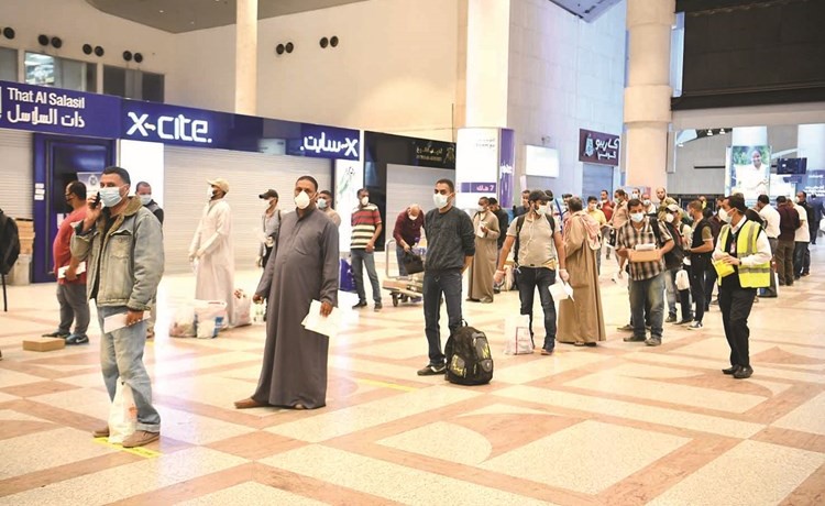 عدد من المغادرين مخالفي الإقامة من الجالية المصرية	(قاسم باشا)