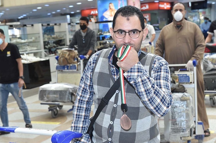 قبلة لعلم الكويت قبل الرحيل