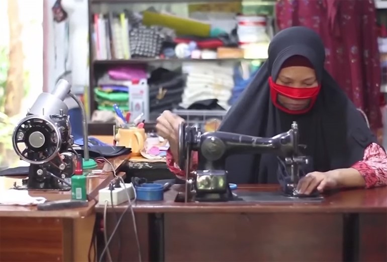 بالفيديو.. إندونسيا.. صناعة كمامة بجزء شفاف عند منطقة الشفاه لفاقدي السمع