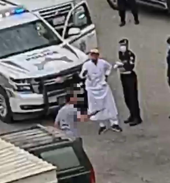 الإعلام الأمني: ضبط شخص بحالة غير طبيعية بمنطقة المهبولة مهدداً المارة بآلة حادة