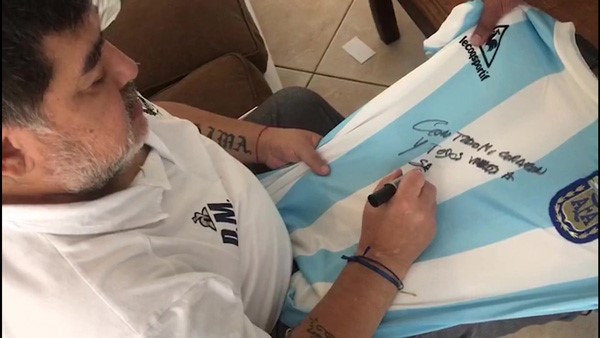 بالفيديو.. بيع قميص لمارادونا لمساعدة فقراء في بوينوس إيريس