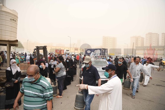 ازدحام الأسواق مستمر في سباق مع الزمن قبل ساعات من بدء سريان قرار حظر التجول الكلي