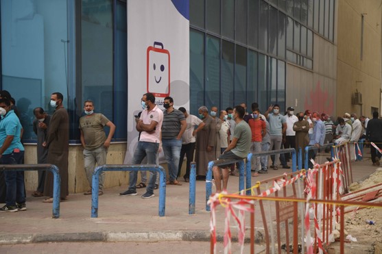 ازدحام الأسواق مستمر في سباق مع الزمن قبل ساعات من بدء سريان قرار حظر التجول الكلي