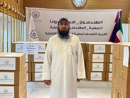 العتل خلال اشرافه على تجهيز وتسليم الأقنعة الواقعية 