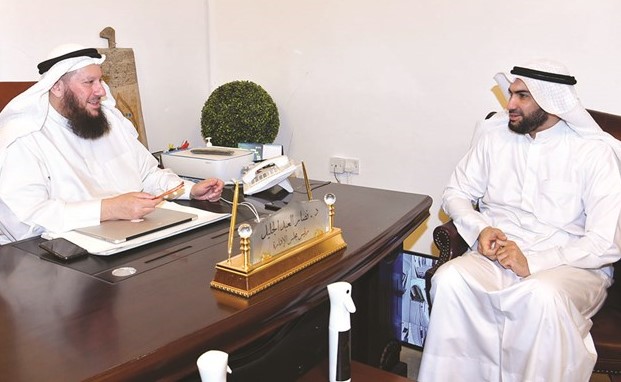 د.نصار العبدالجليل متحدثا للزميل محمد راتب 	(قاسم باشا)