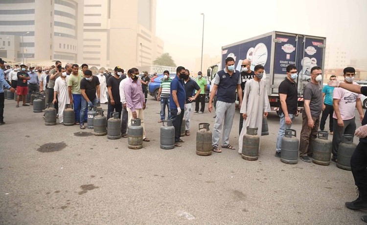 زحام كبير أمام فرع الغاز
