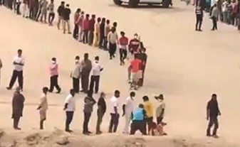 المتطوع وهو يقوم بضرب الوافد