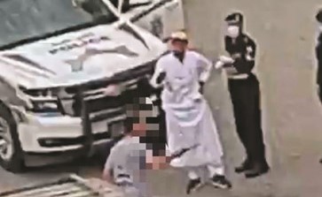 المواطن غير الطبيعي يبدو مهددا رجال الامن بالسكين