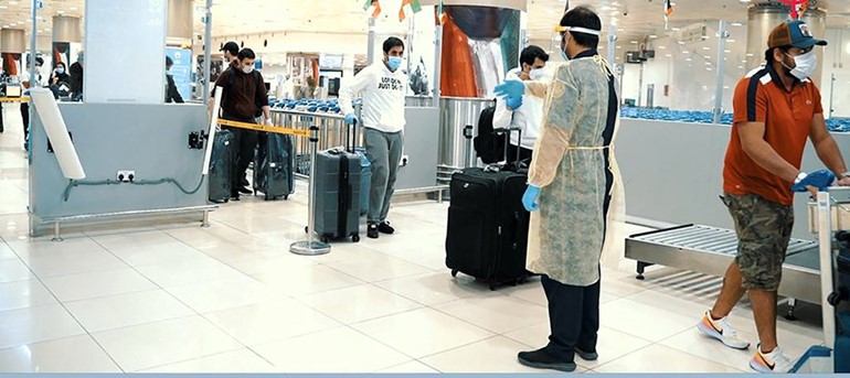 رجال جمارك المطار خلال تعاملهم مع رحلات الإجلاء الجوي