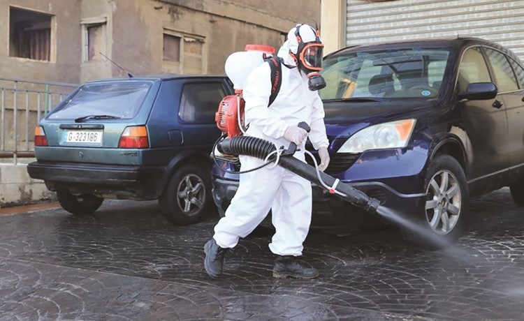 بلدية الشويفات خلال تعقيم أحد أحياء عرمون في مدينة الشويفات بعد إصابة صاحب محل تجاري بـكورونا (محمود الطويل)