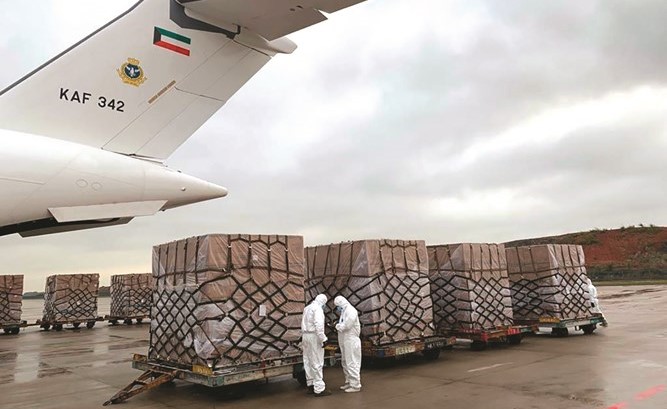 الطائرة لدى تحميلها بالمعدات
