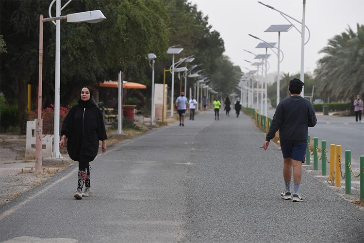 في أول ساعات الحظر الشامل.. مواطنون ومقيمون يمارسون رياضة المشي خلال فترة السماح