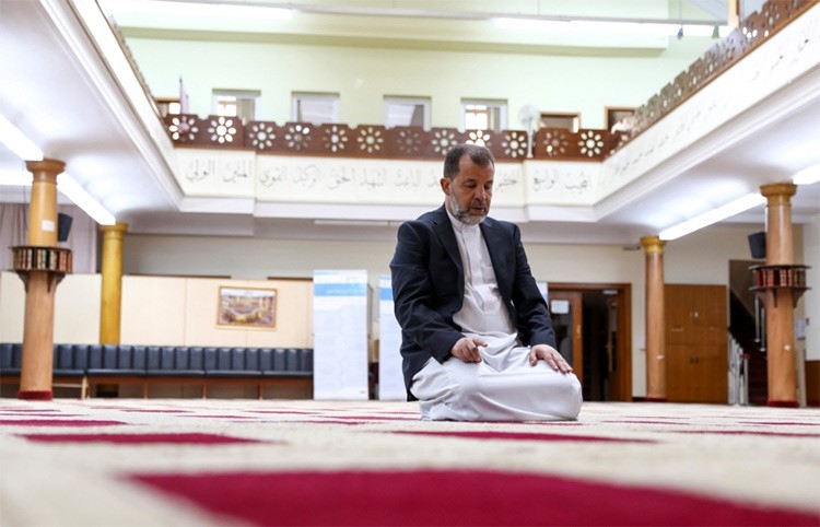 بالفيديو.. مسافة مترين بين المصلين ولكل سجادته الخاصة.. ألمانيا تفتح المساجد للمسلمين في رمضان