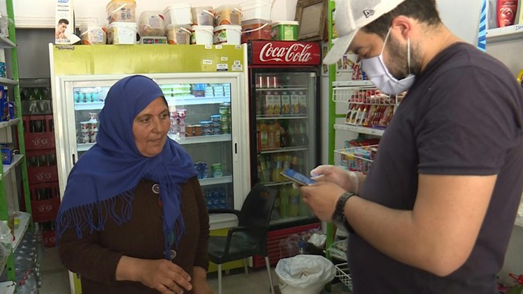 بالفيديو.. توزيع مساعدات غذائية عبر الهاتف لعائلات تونسية فقيرة خلال الحجر