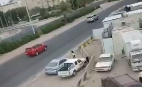 بالفيديو.. مواطن طارد لصاً سرق سيارته واصطدم بمركبة في الجهراء