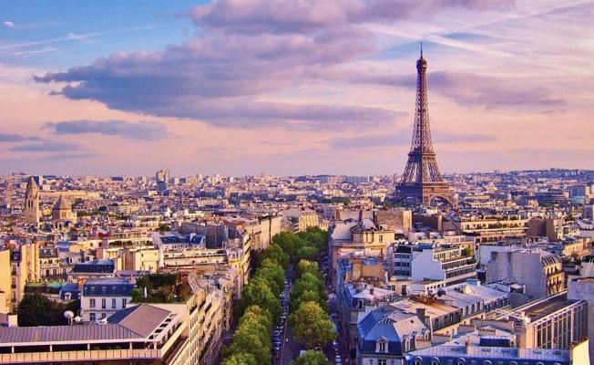 فرنسا تنهي الإغلاق بعد أن استمر 54 يوما مع الإبقاء على قيود كثيرة
