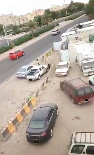 المركبة المسروقة باللون الذهبي ويبدو صاحبها يطارد اللص بمركبة حمراء
