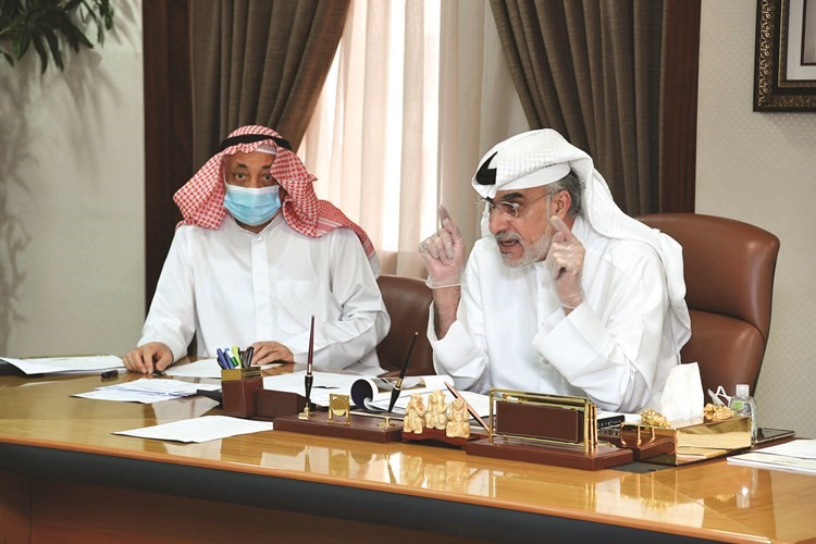 عبدالله النجم مترئسا الجمعية العمومية وبجواره د.حيدر الجمعة