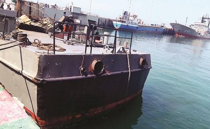 البارجة كوناراك بعد قطرها الى ميناء جاسك	(أ.ف.پ)