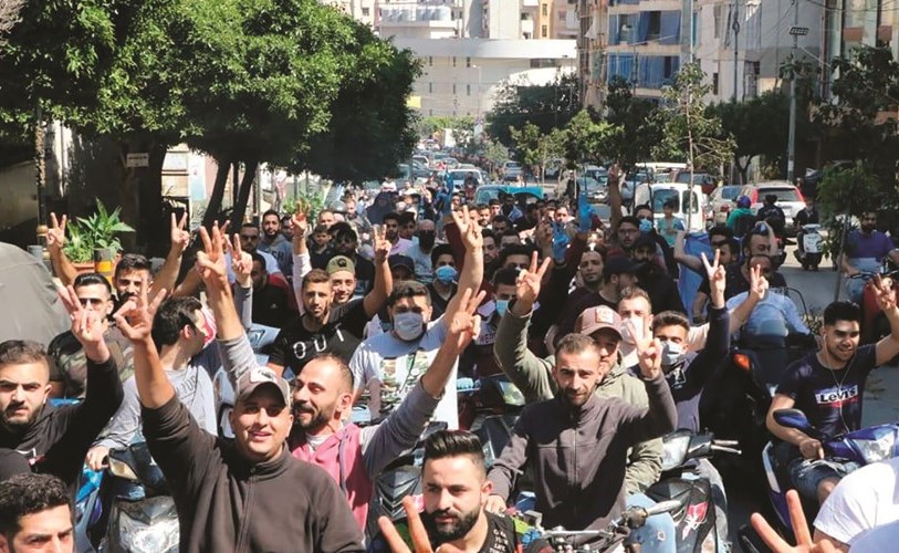 أنصار الرئيس سعد الحريري وتيار المستقبل خلال مسيرة بالدراجات النارية في شوارع طريق الجديدة في بيروت مؤيدين البيعة له	(محمود الطويل)