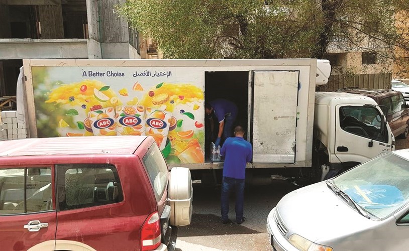 نقل المواد الغذائية إلى البقالات