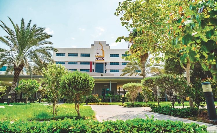 الجامعة الأمريكية تواصل تقديم الدورات الإلكترونية