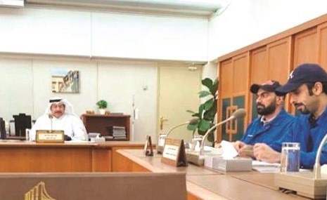 محمد الهاجري وطارق الفارس وعدد من الحضور خلال الاجتماع